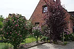 FeWo Horstmann Ein alleinstehendes Haus mit großen Bäumen im Vordergrund